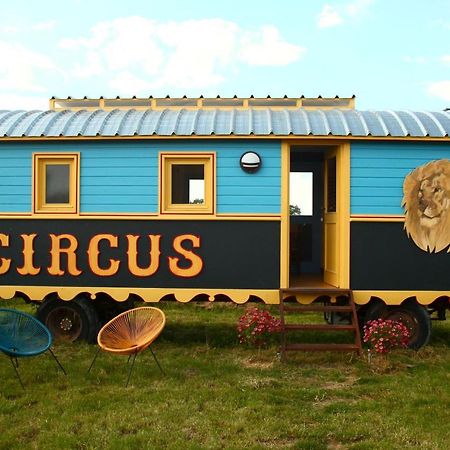La Roulotte Circus Des Grillots Hotel Beaulon Exterior photo